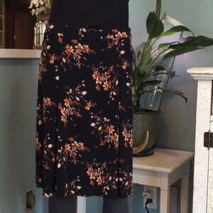 Comfy Black stretchy skirt with flowers